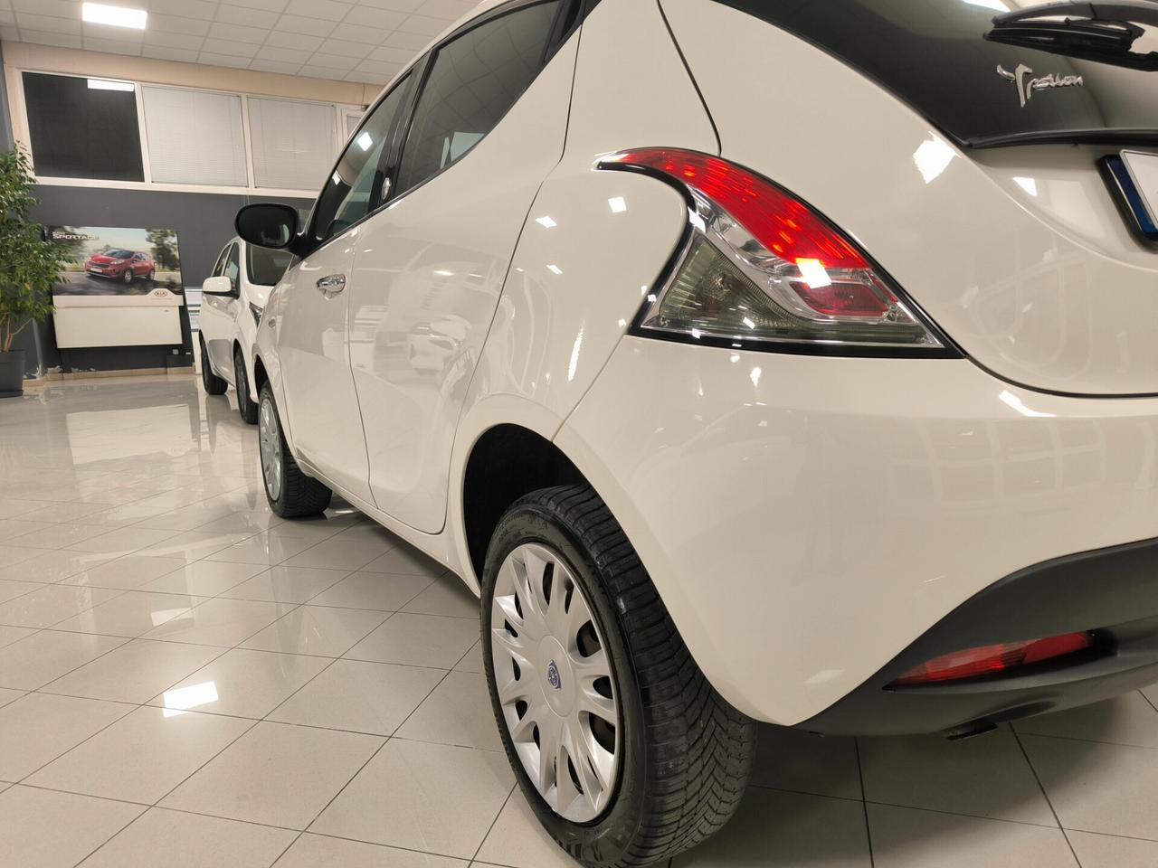 Lancia Ypsilon 0.9 TwinAir 85 CV 5 porte Metano Ecochic Silver