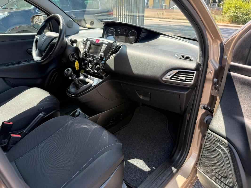 Lancia Ypsilon 1.0 firefly hybrid Gold s&s 70cv