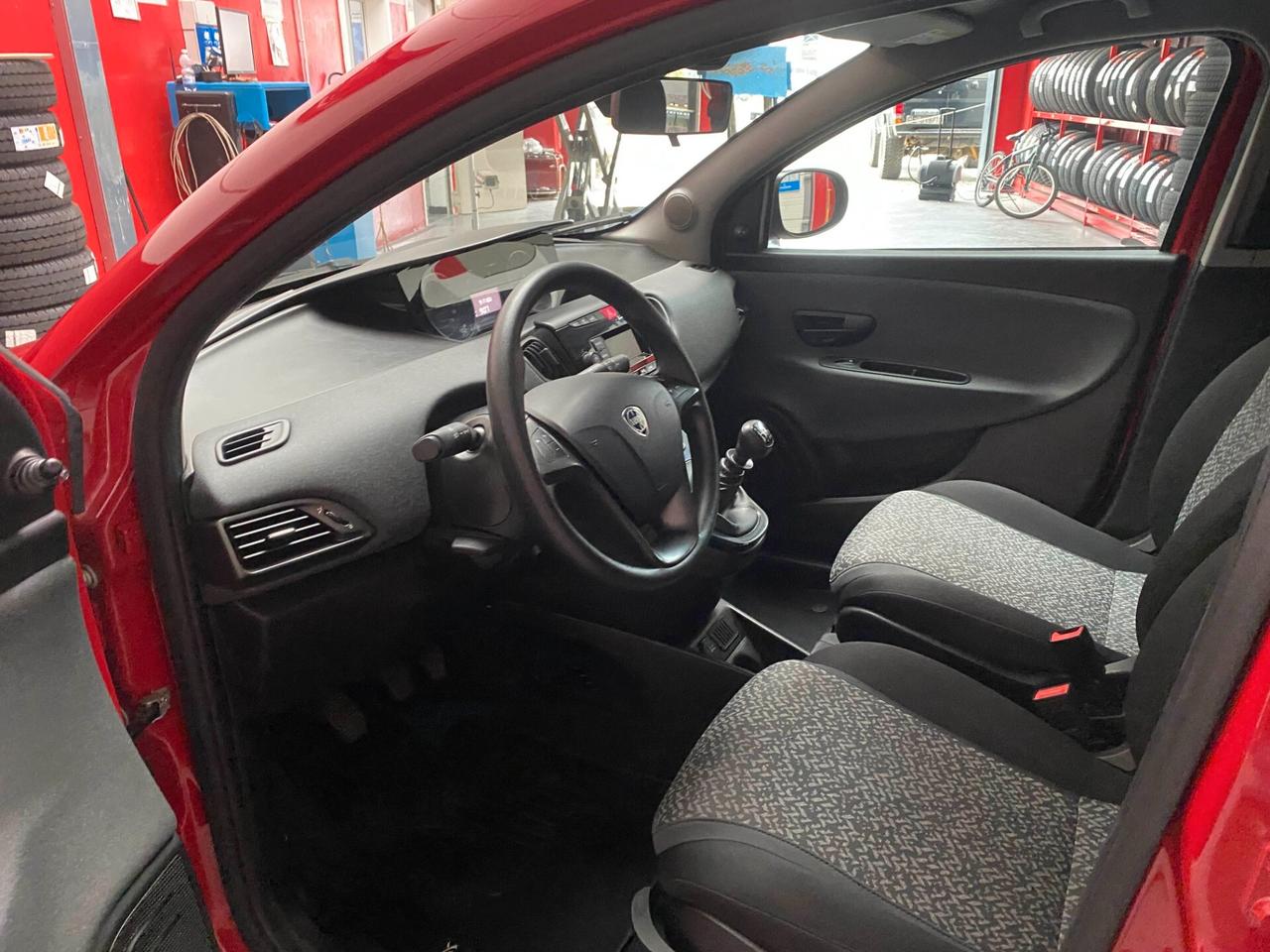 Lancia Ypsilon 1.0 FireFly 5 porte S&S Hybrid Ecochic Silver