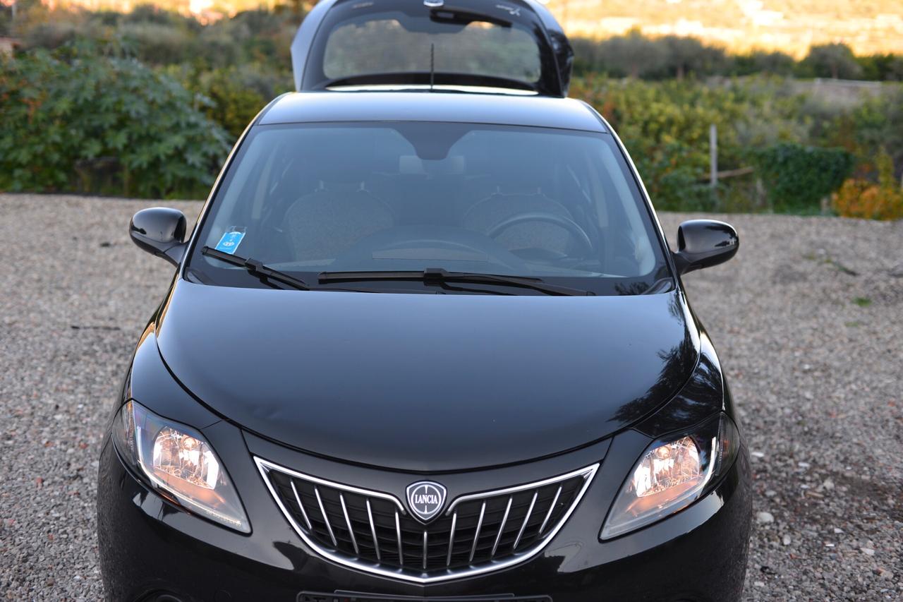Lancia Ypsilon 1.0 FireFly 5 porte S&S Hybrid Silver