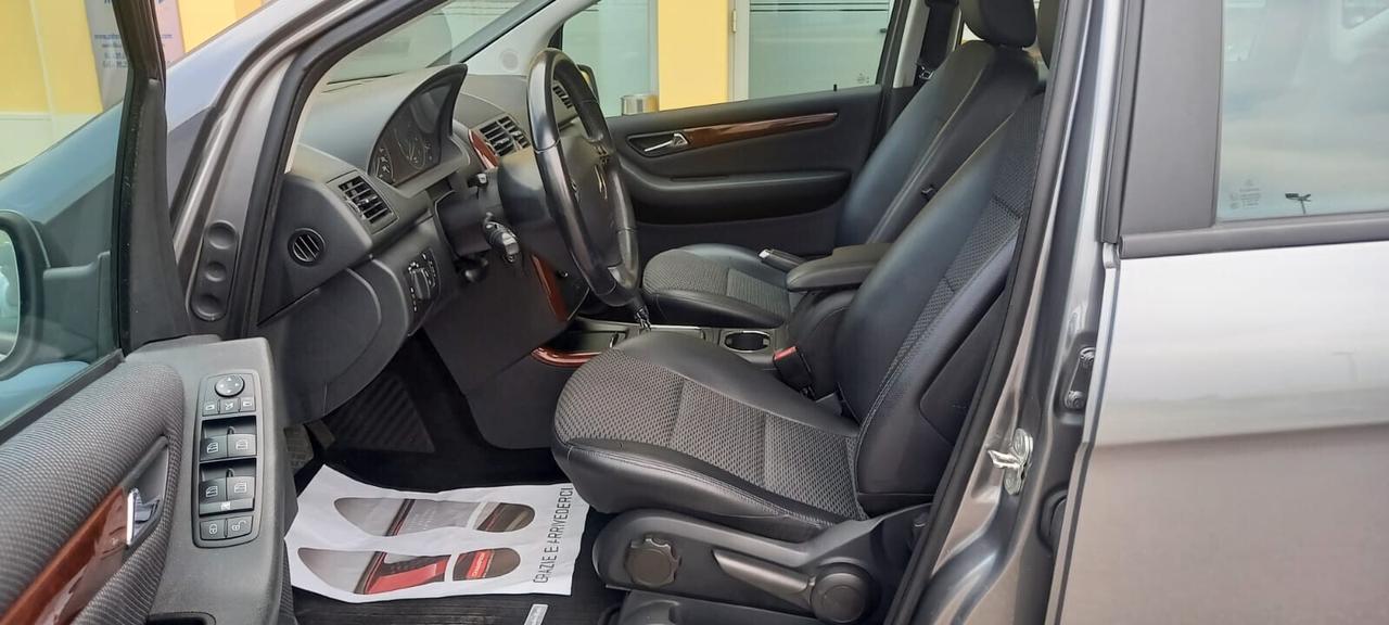 Mercedes-Benz Classe A 160 Benzina Allestimento Elegance cc. 1.5 CV. 95 Cambio Automatico 5 Porte 5 Posti Euro 5 SOLO 74.800 KM. Utilizzabile anche per i Neopatentati.