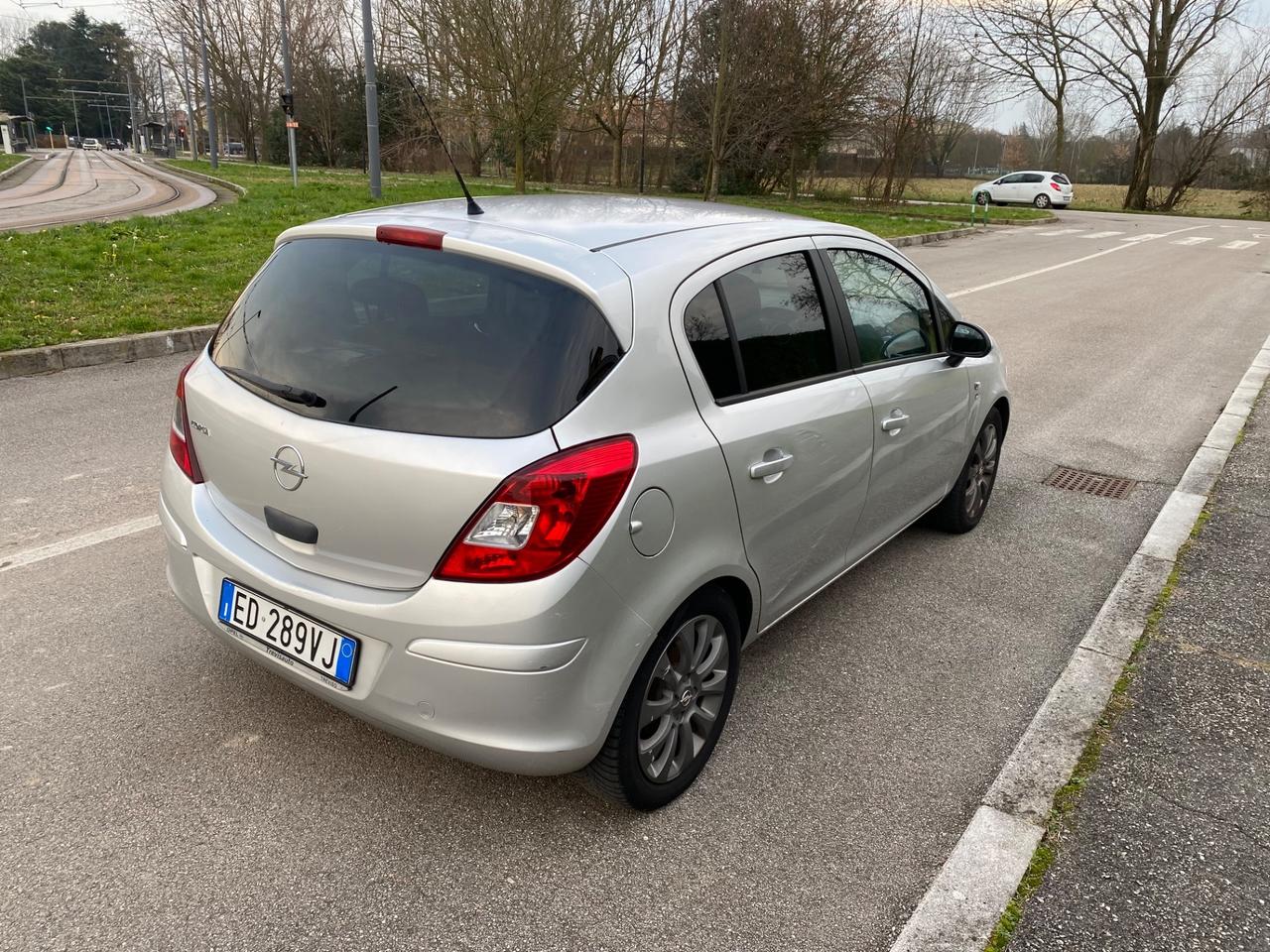 Opel Corsa 1.2 benzina GPL valido 2030