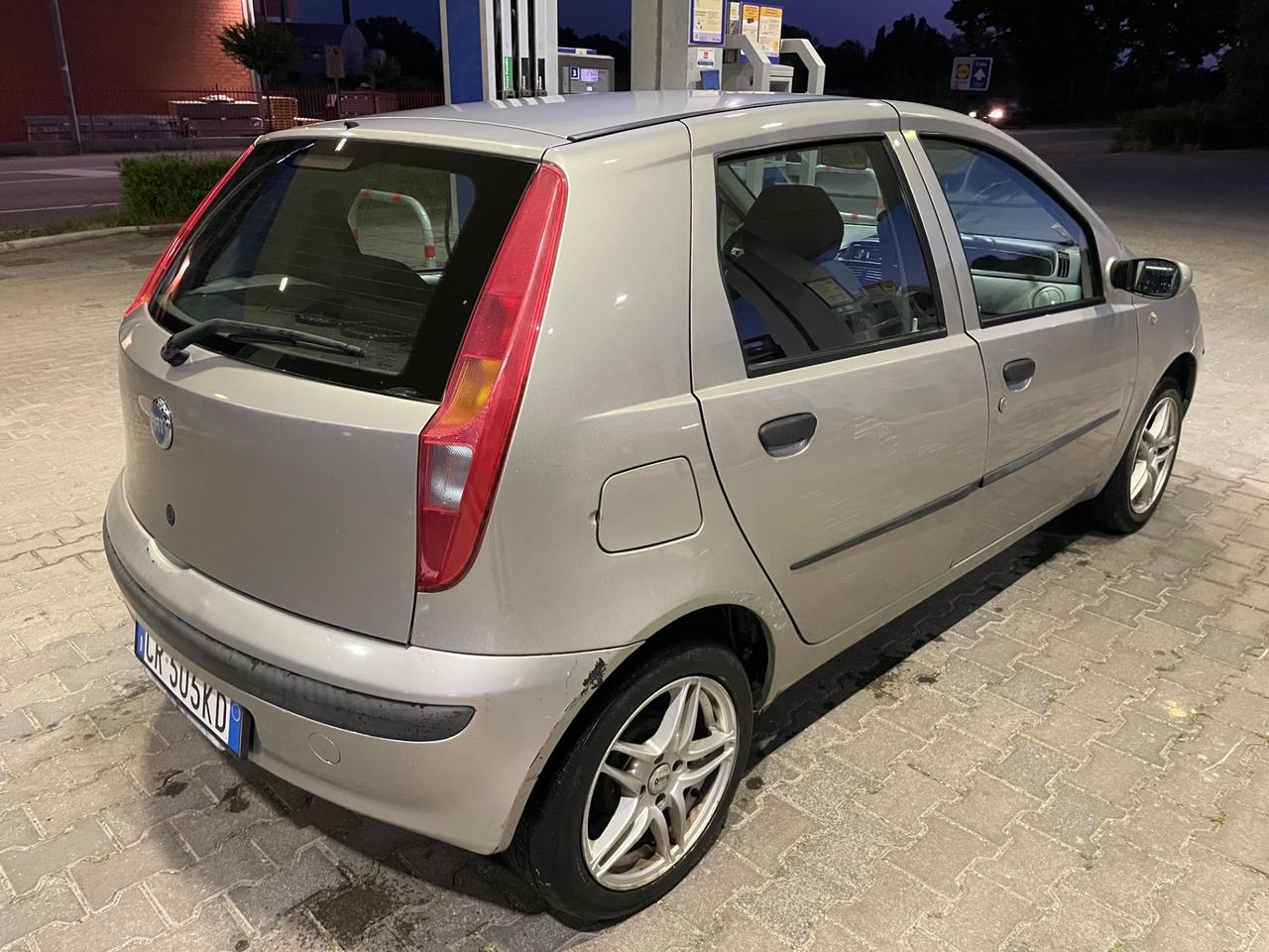 FIAT PUNTO 1.2 NATURAL POWER 5 PORTE 170.000 KM NEOPATENTATI 2005.
