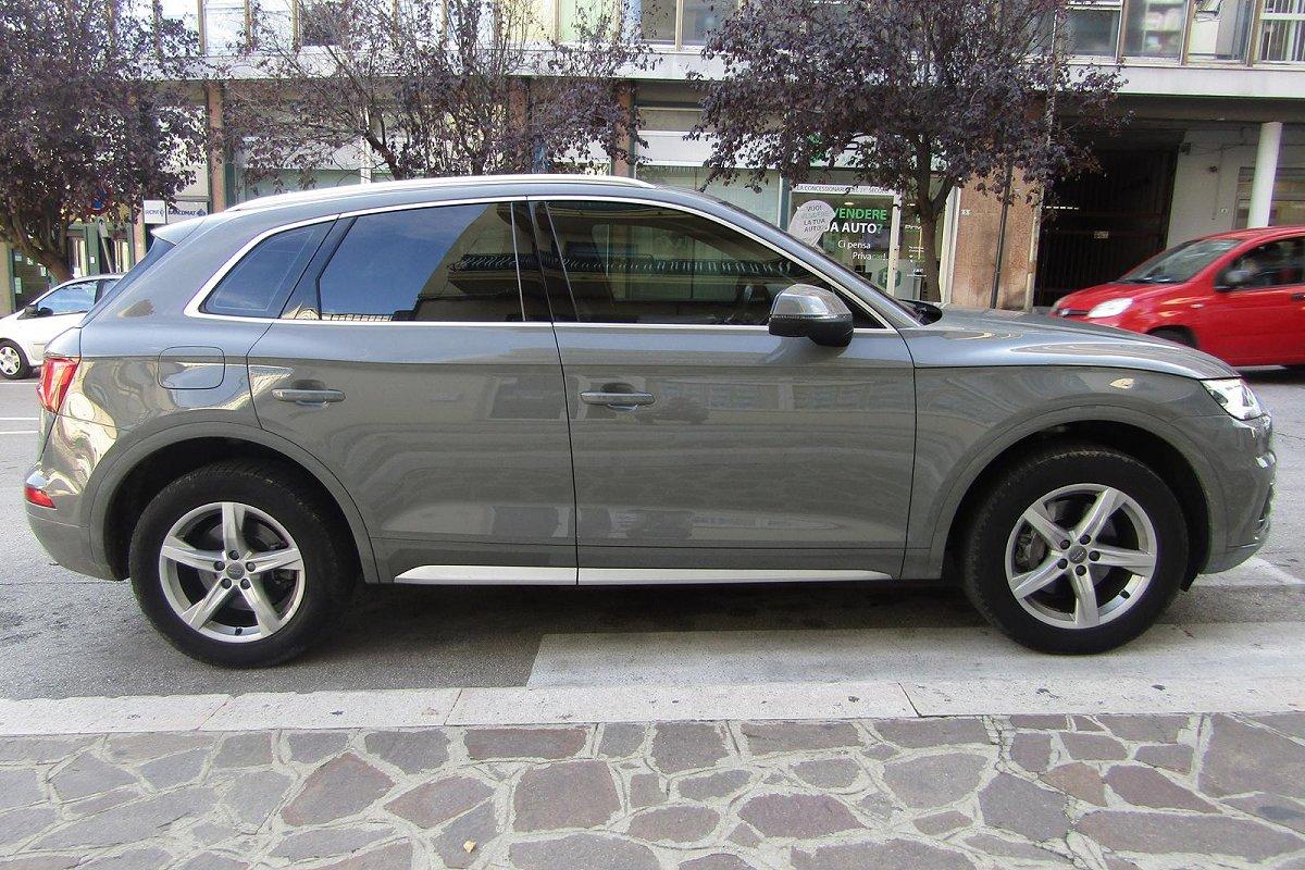 AUDI Q5 40 TDI quattro S tronic Business