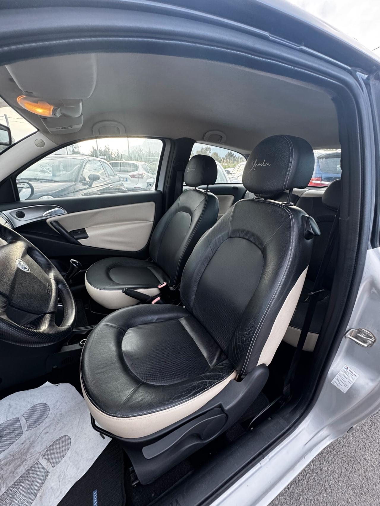 Lancia Ypsilon 1.3 MJT 75 CV Oro