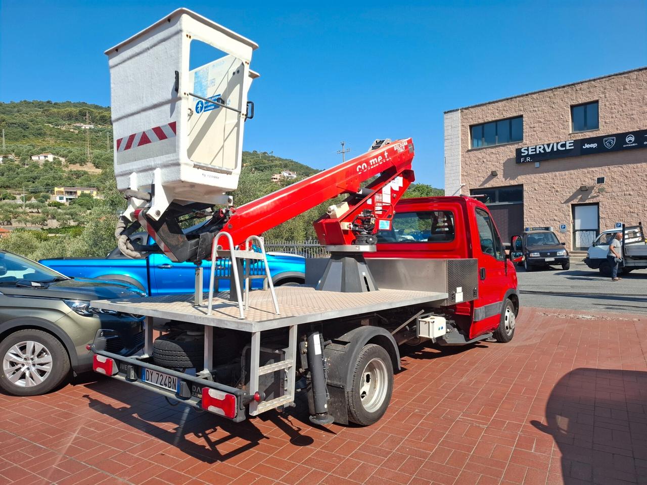 Iveco daily con piattaforma mobile cestello