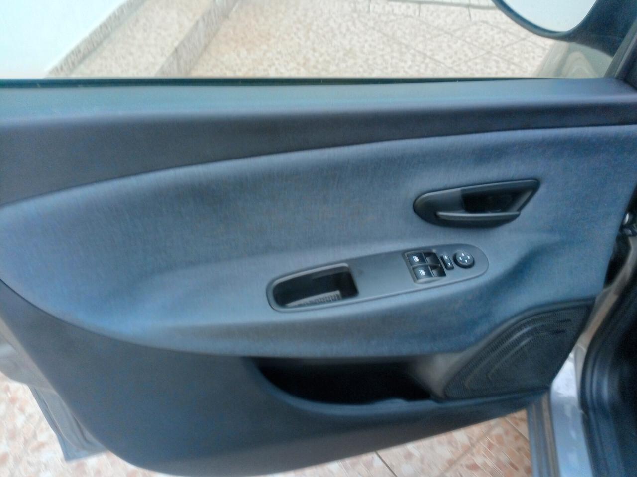 Lancia Ypsilon 1.0 FireFly 5 porte S&S Hybrid Gold