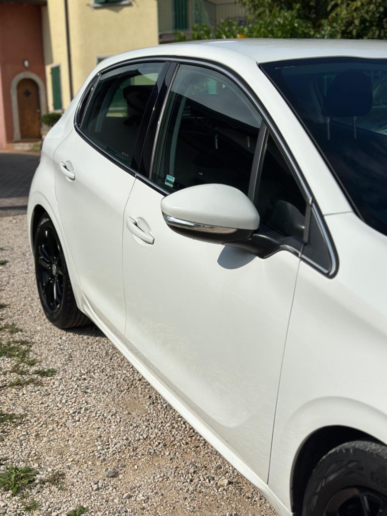 Peugeot 208 1.4 HDi 68 CV 5P ALLURE NEOPAT KMCERT