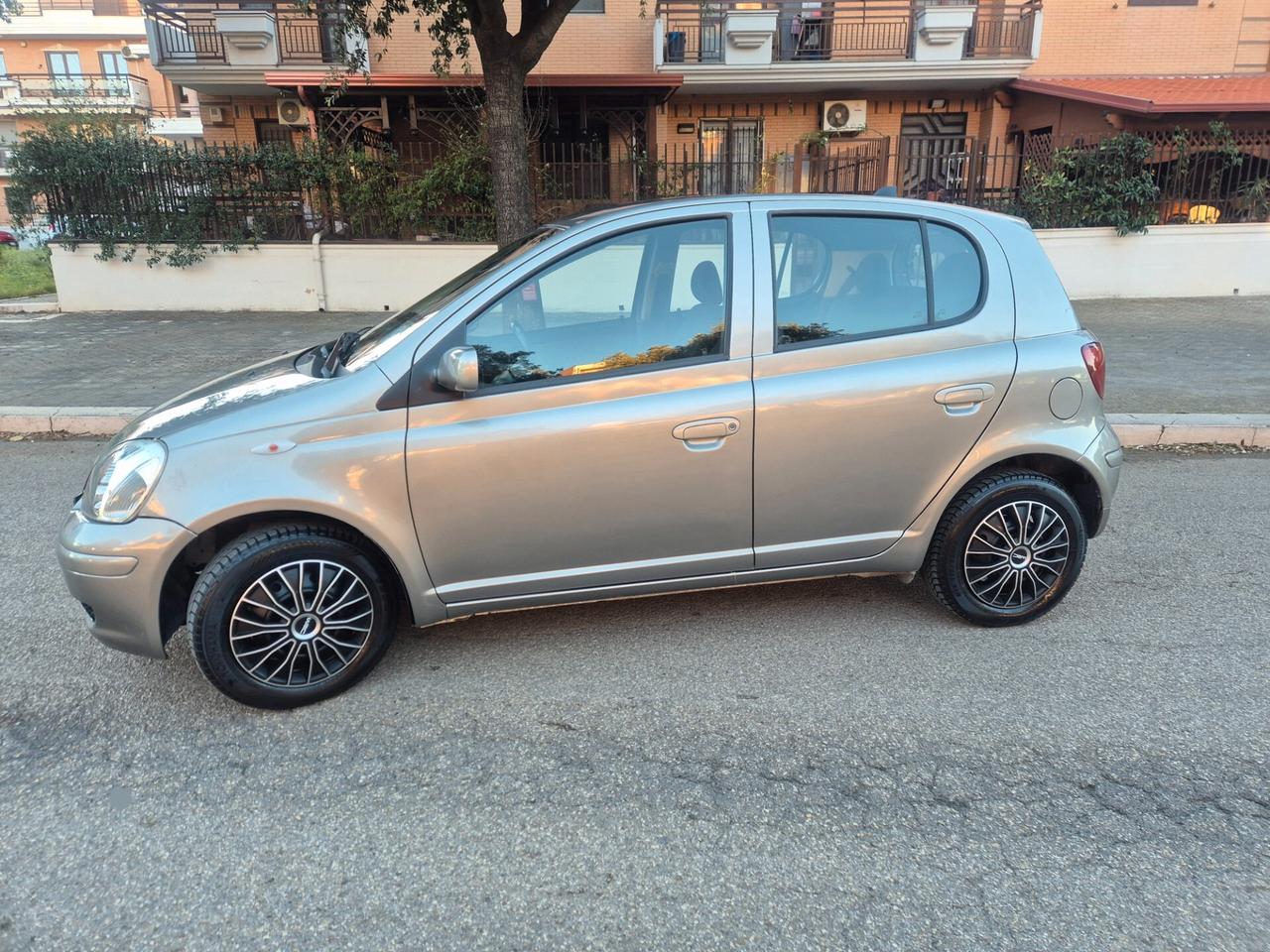 Toyota Yaris 1.0 benzina 68cv anno 05