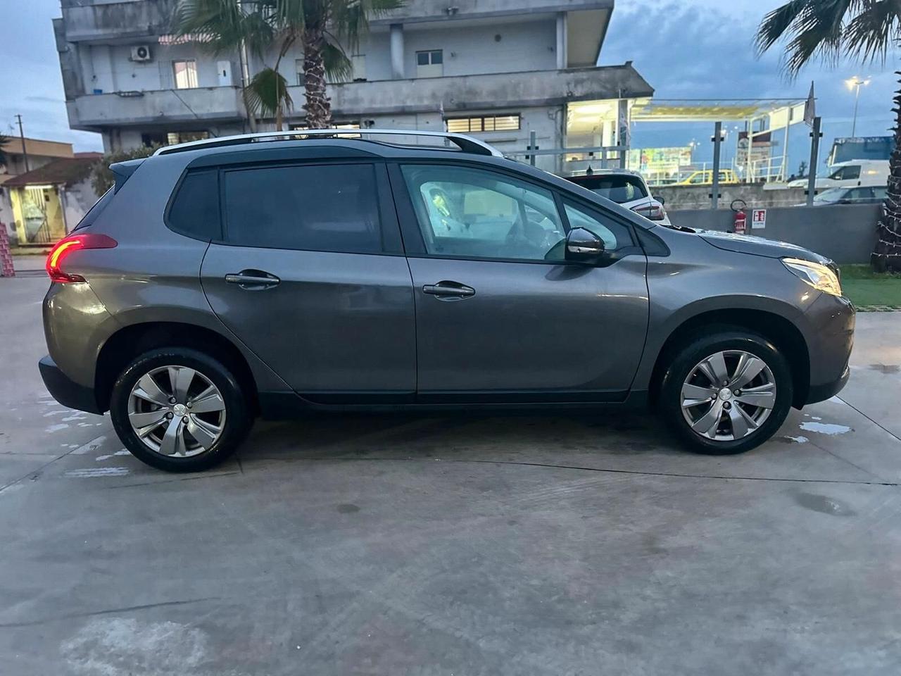 Peugeot 2008 PureTech 82 Allure leggermente grandinata