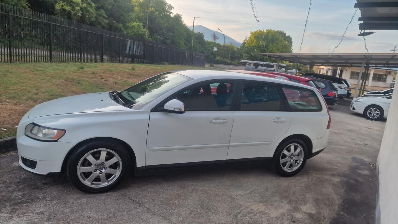 Volvo V50 1.6 D DRIVE cat R-Design "130.000 Km"
