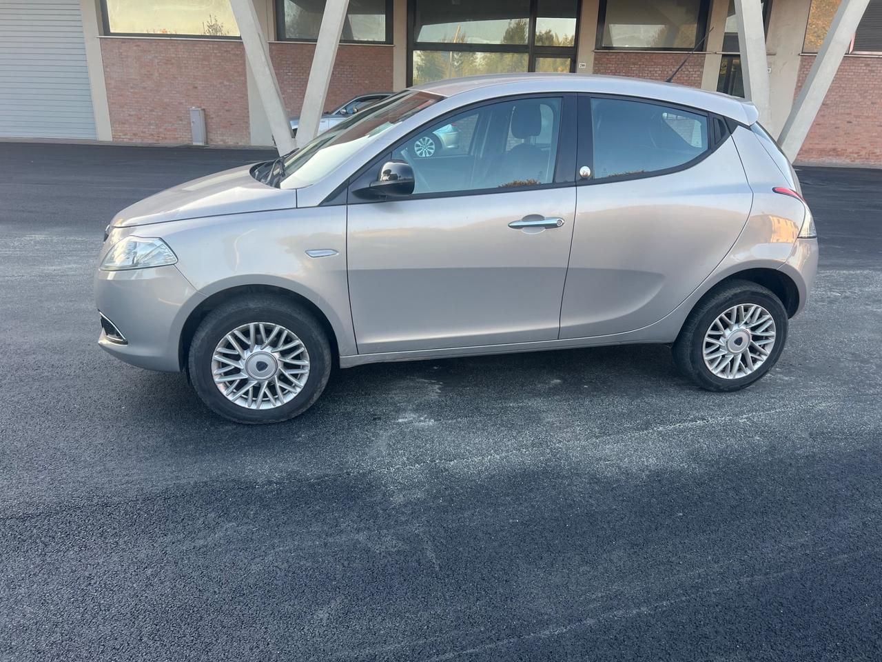 Lancia Ypsilon 0.9 TwinAir 85 CV 5 porte Metano Ecochic Gold