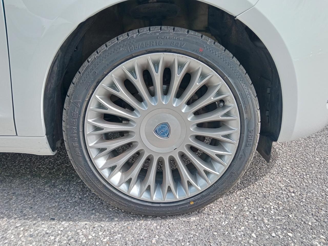 Lancia Ypsilon 1.2 69CV 5 porte OK NEOPATENTATI