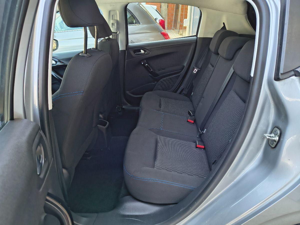 PEUGEOT - 208 - PureTech 82 5p. Touch