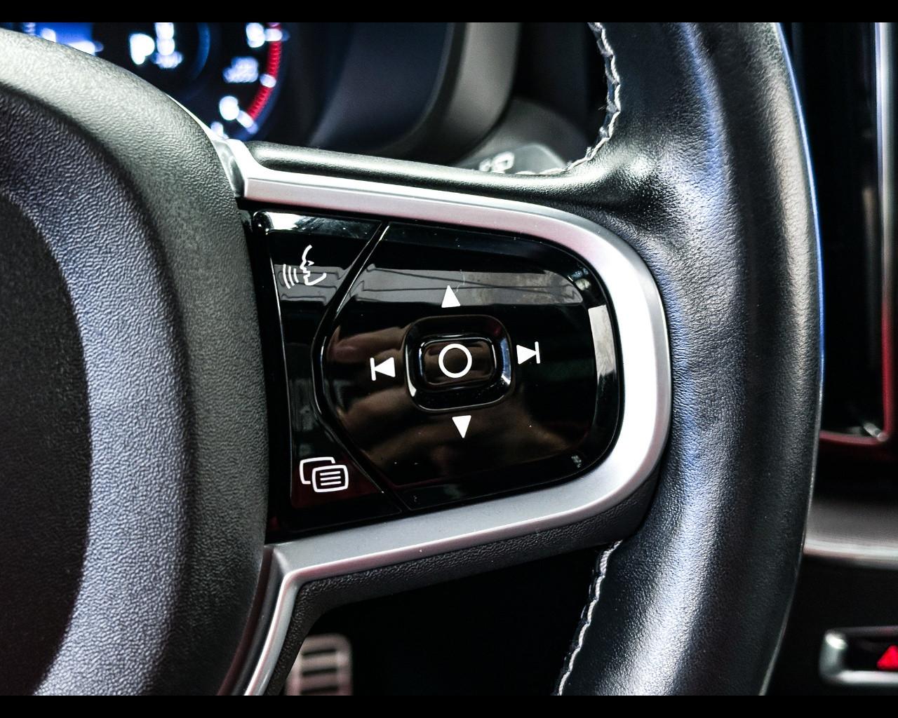 VOLVO XC60 (2017-->) - XC60 B5 (d) AWD Geartronic R-design