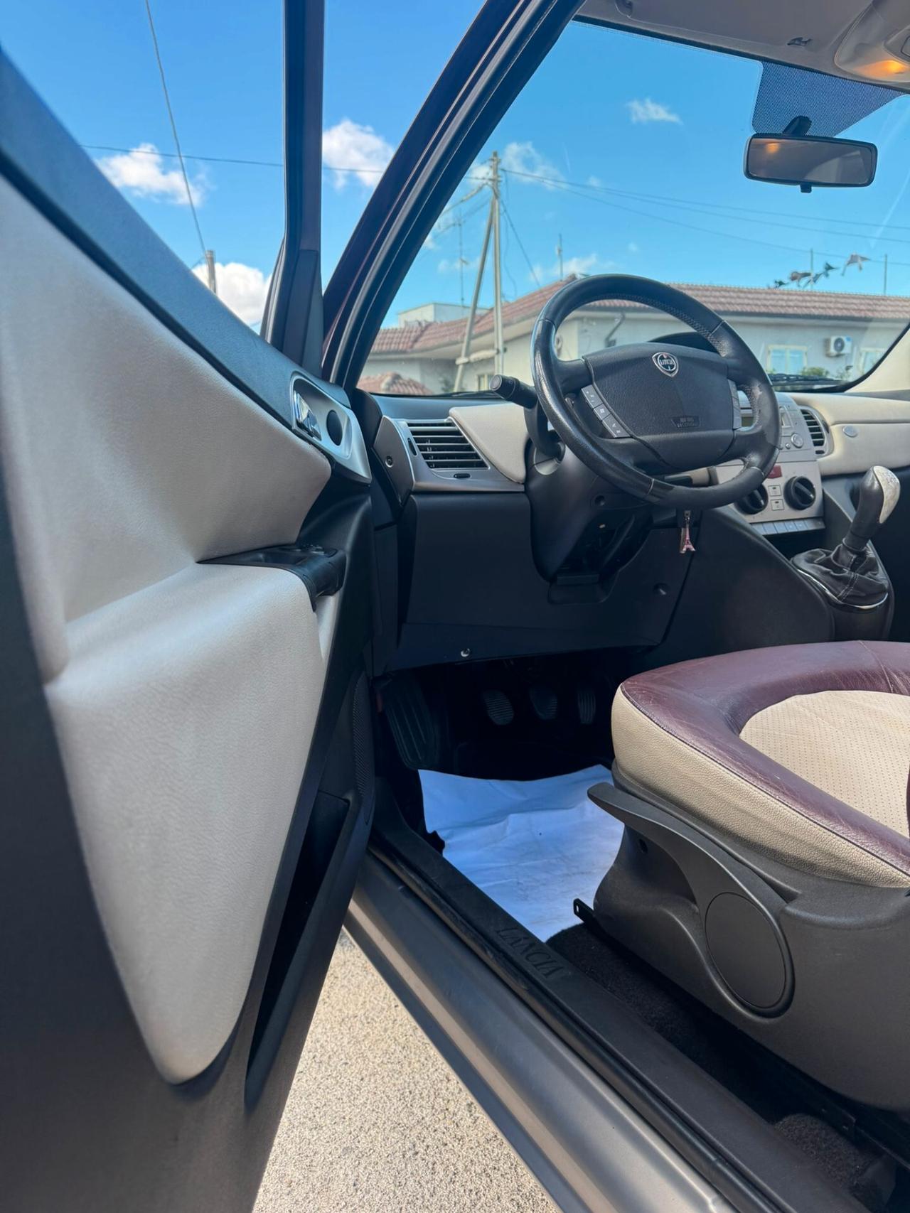 Lancia Ypsilon 1.3 MJT 75 CV Platino