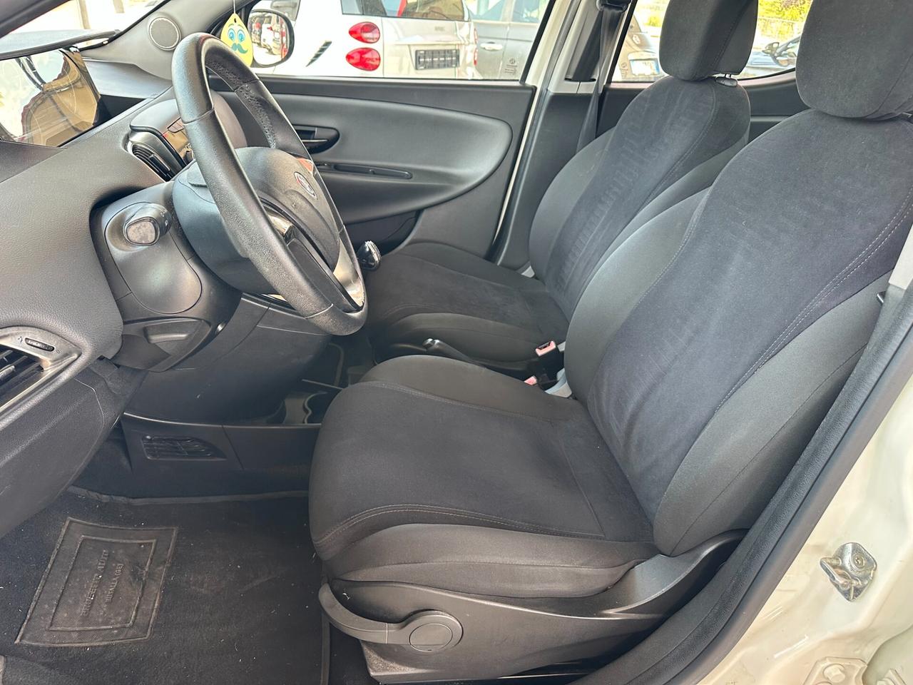 Lancia Ypsilon 1.2*8V*GOLD*PDC*MP3*CITY*NEOPATENTATI*
