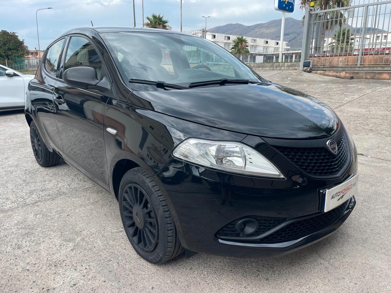 Lancia Ypsilon 1.0 FireFly 5 porte S&S Hybrid Ecochic Silver