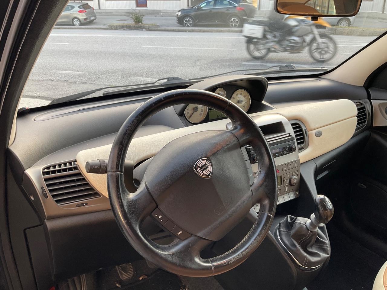Lancia Ypsilon 1.2 16V Platino