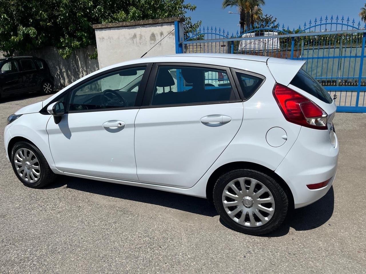 Ford fiesta 5P-1.5 tdci/75 cv-full-2013