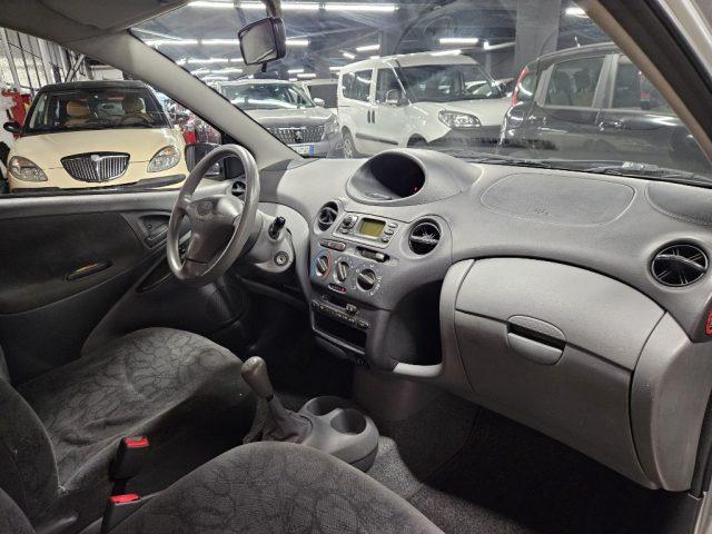 TOYOTA Yaris 1.0i 16V cat 5 porte