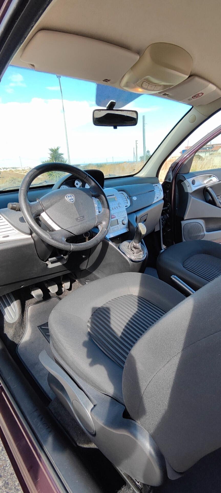 Lancia Ypsilon 1.3 MJT 75 CV Versus