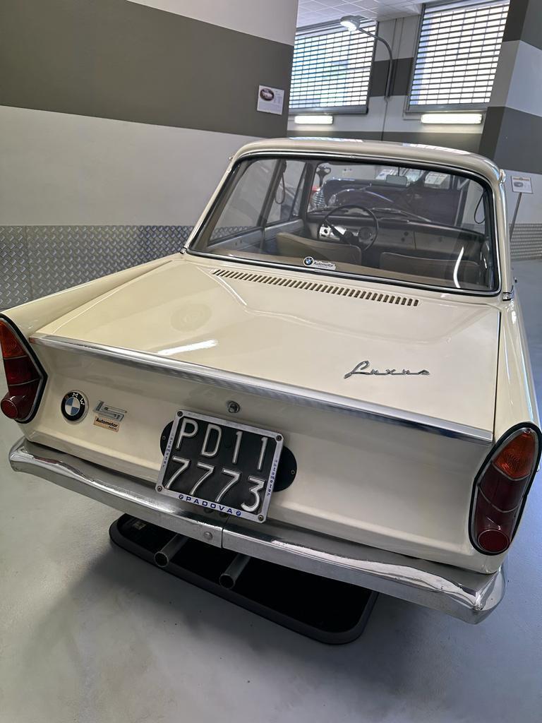 BMW 700