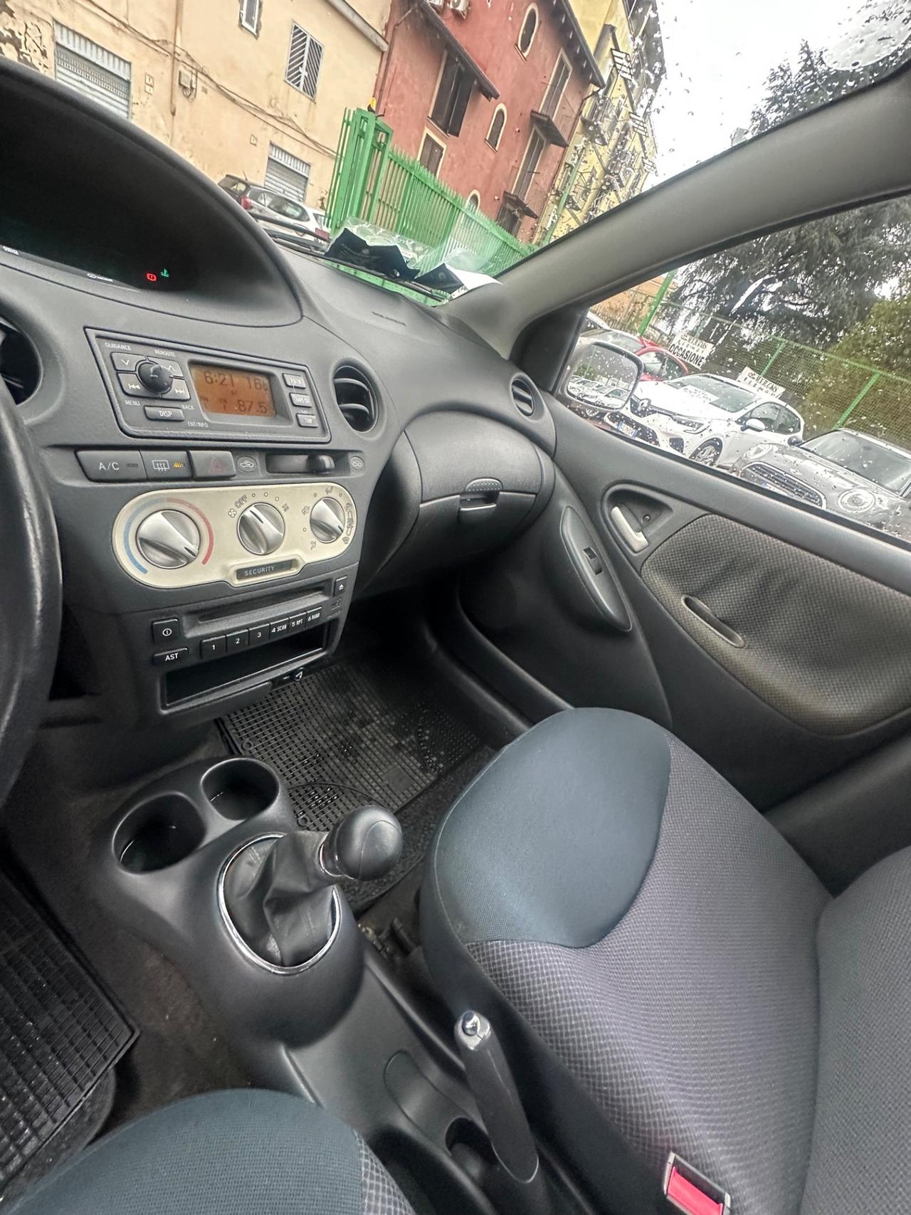 Toyota Yaris 1.0i 16V cat 5 porte Sol