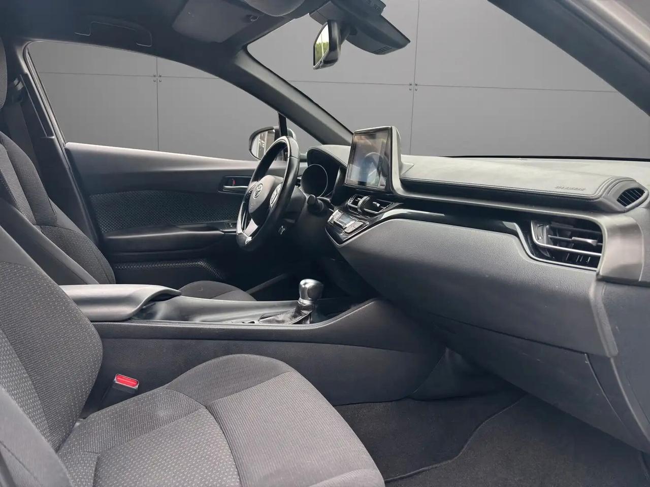 Toyota C-HR Active HYBRID 2wd-Unipro