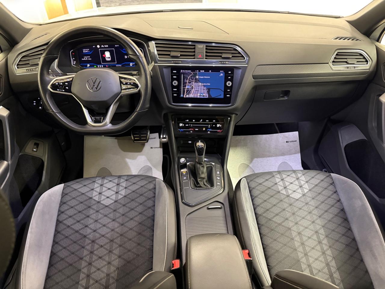Volkswagen Tiguan 2.0 TDI 150 CV DSG R-Line retro camera, luci ambiente