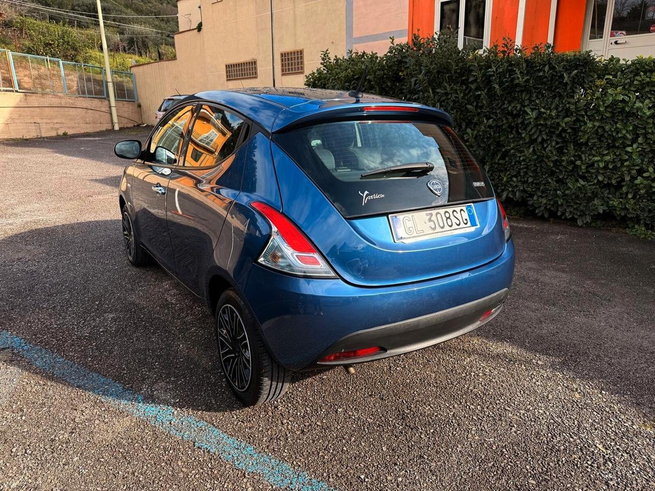Lancia Ypsilon 1.0 FireFly 5 porte S&S Hybrid Silver