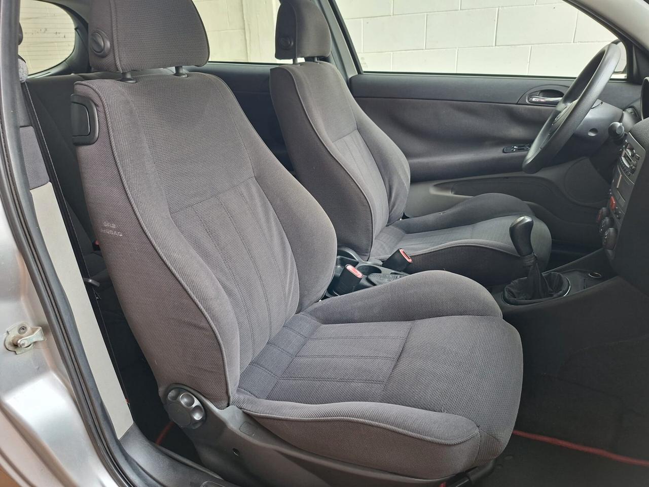 Alfa Romeo 147 1.6i 16V Twin Spark cat 3p. Distinctive