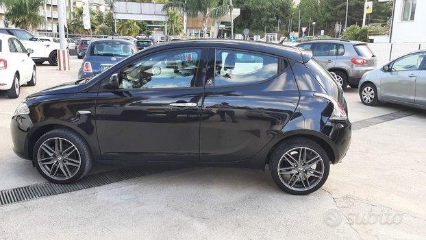 Lancia Ypsilon 1.3 MJT 95 CV 30th Anniversary