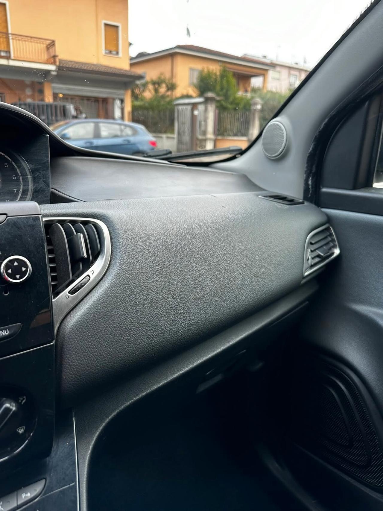 Lancia Ypsilon 0.9 TwinAir 85 CV 5 porte S&S Silver NEOPATENTATI