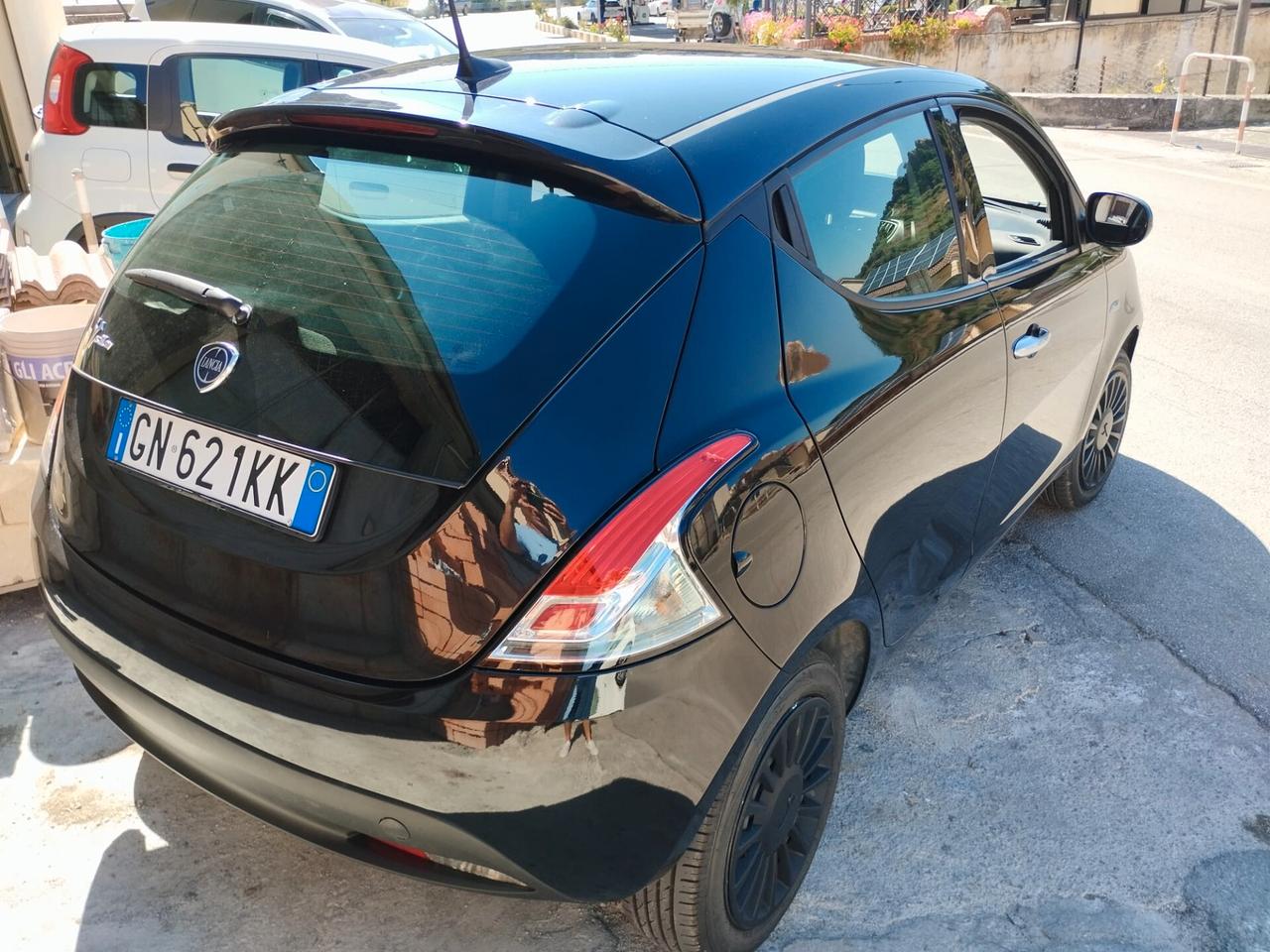Lancia Ypsilon 1.0 FireFly 5 porte S&S Hybrid Silver