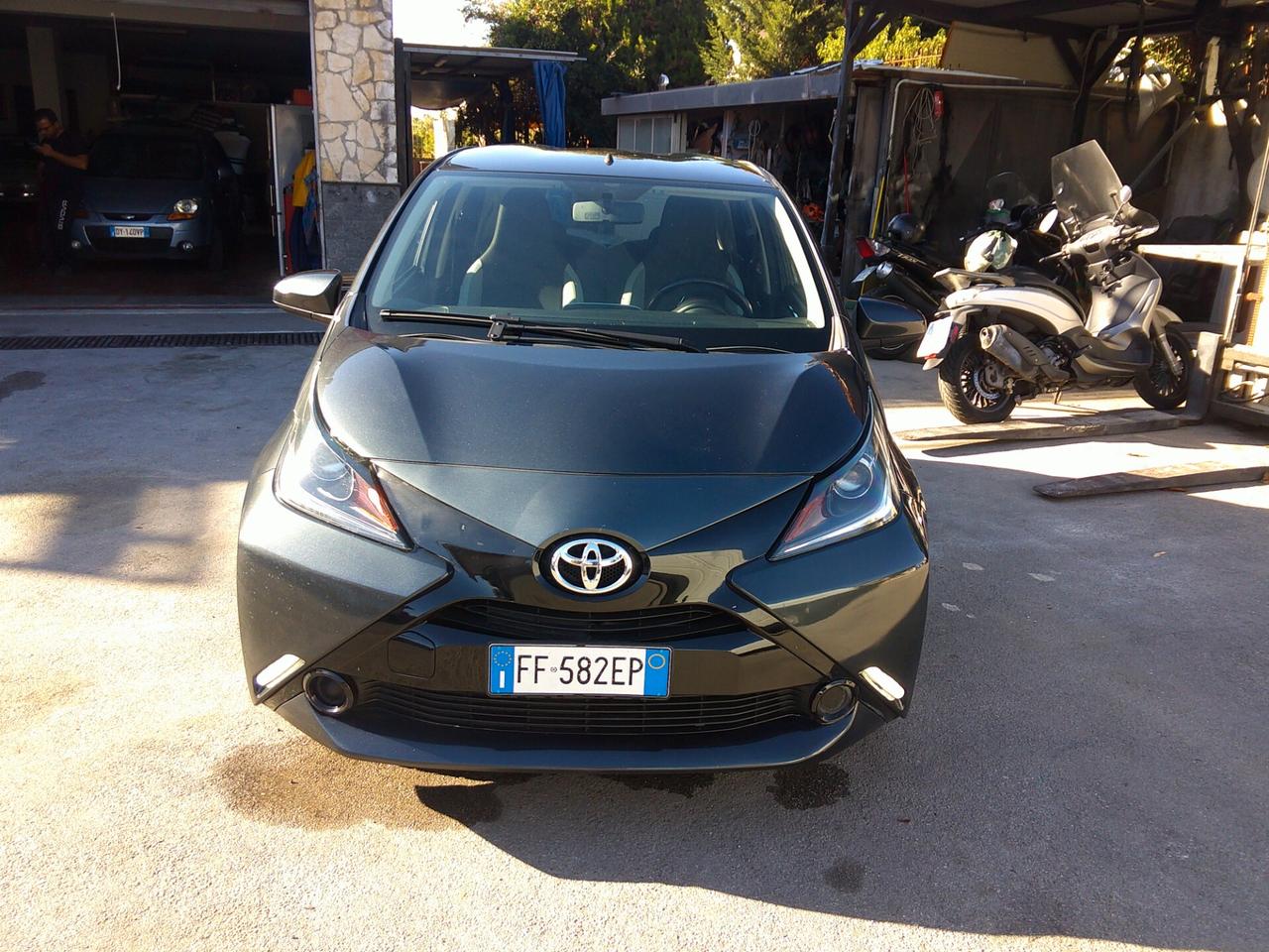 Toyota Aygo 1.0 VVT-i 69 CV 5 porte x-cool 16