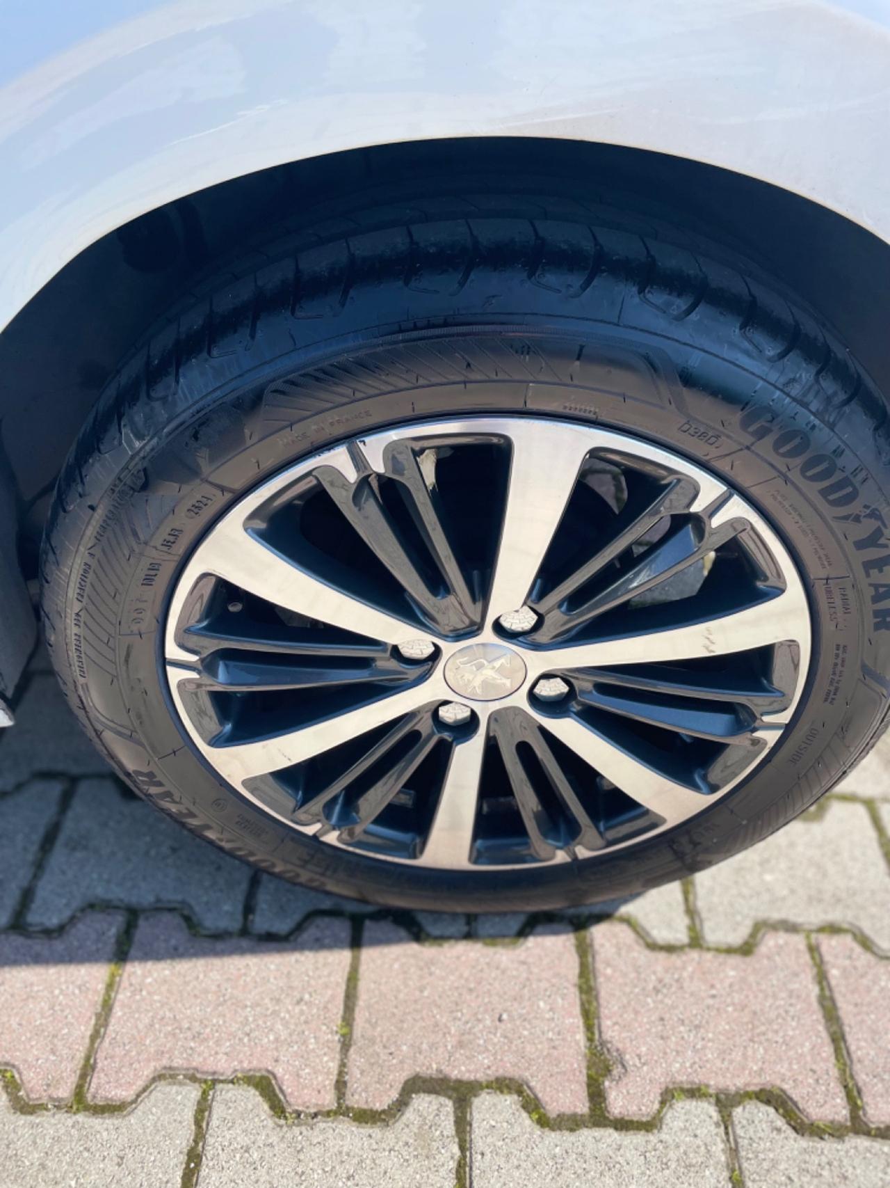 Peugeot 208 PureTech 82 5 porte Allure