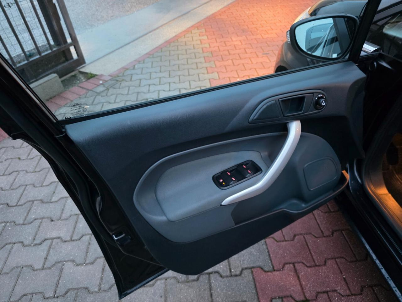 Ford Fiesta 1.2B unico proprietario garantita 12M