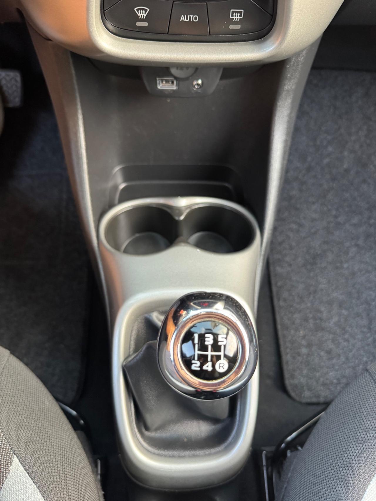 Toyota Aygo retrocamera tagliandata Neopatentati