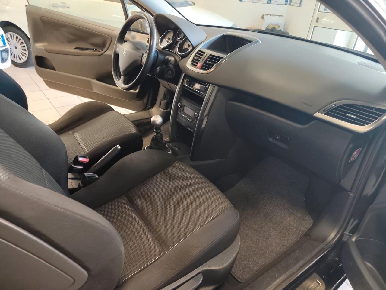 Peugeot 207 1.6 8V HDi 112CV CC Féline