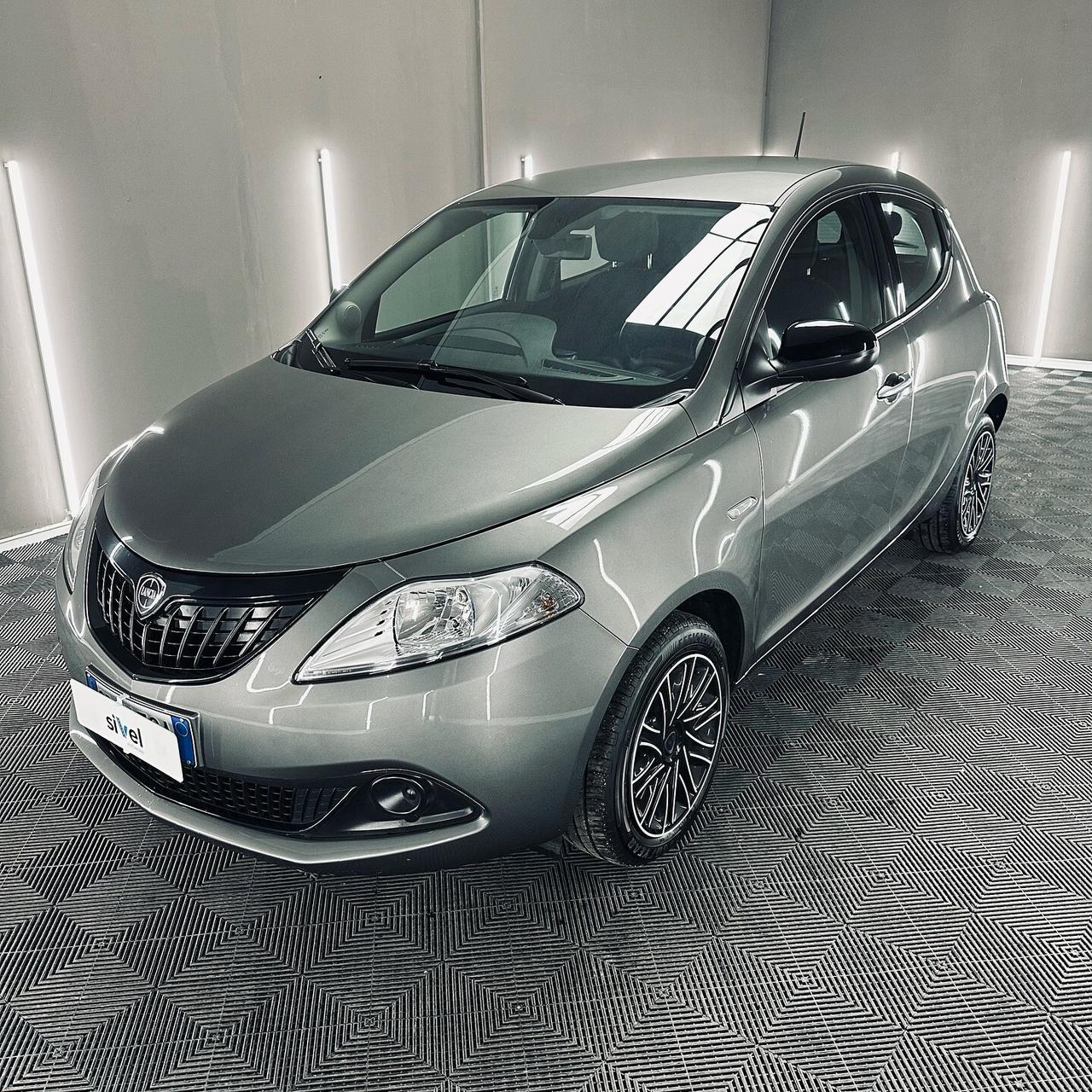 Lancia Ypsilon 1.0 FireFly 5 porte S&S Hybrid Silver