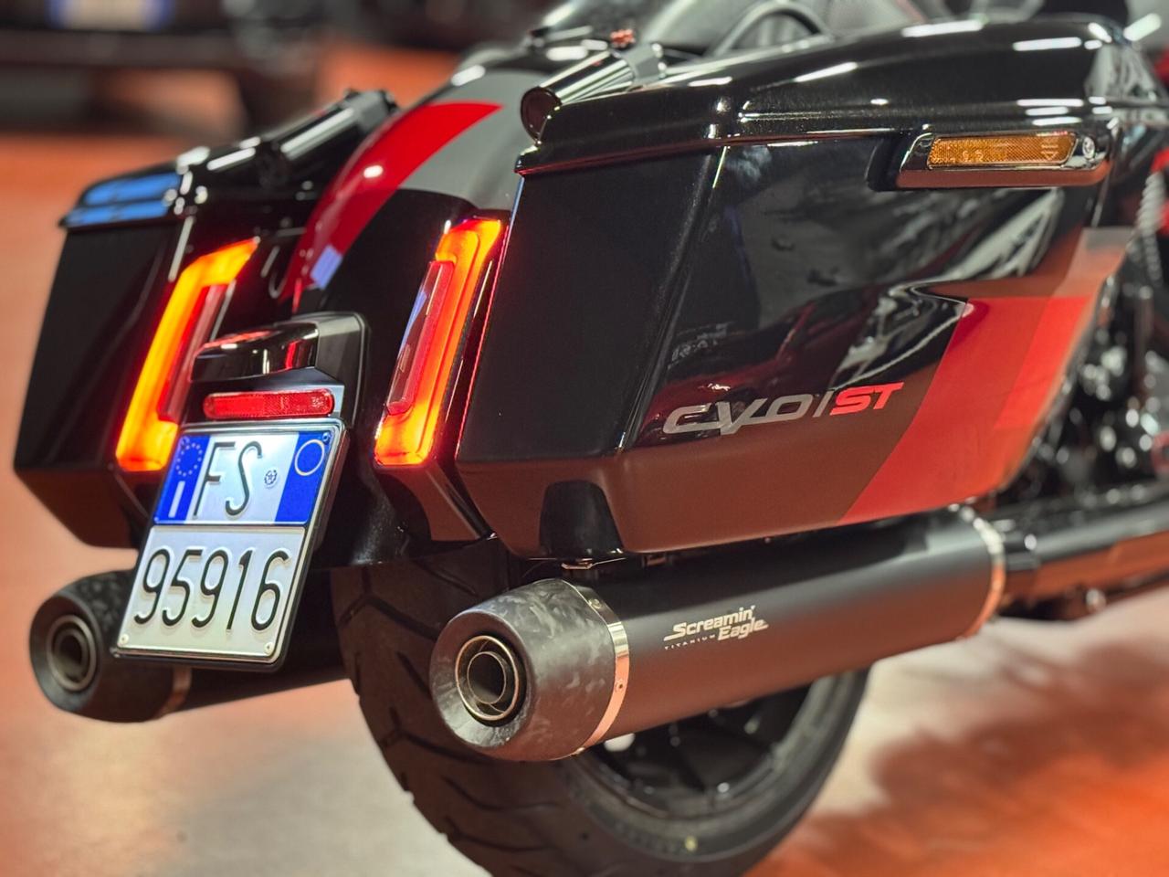 Harley-davidson Street Glide C.V.O. CVO ST