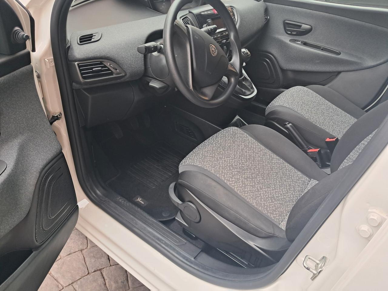 Lancia Ypsilon 1.0 FireFly 5 porte S&S Hybrid Silver