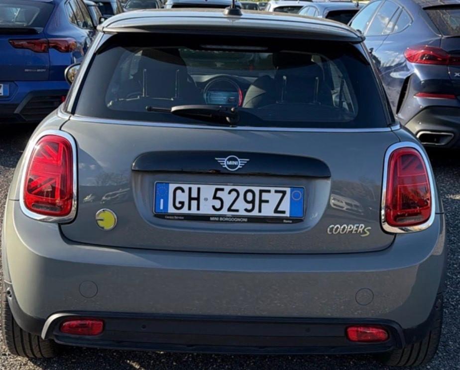 MINI COOPER SE GUARDA LE FOTO