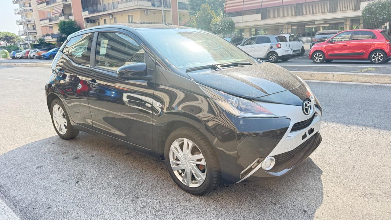 Toyota Aygo 1.0 VVT-i 69 CV 5 porte x-PLAY LED CAR PLAY KAMERA PDC BLUETOOH CERCHI 16