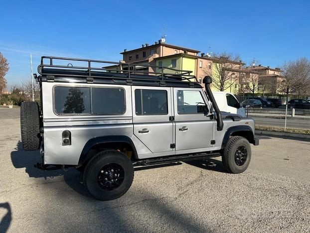 LAND ROVER - Defender - 110 2.5 Td5 S.W. SE