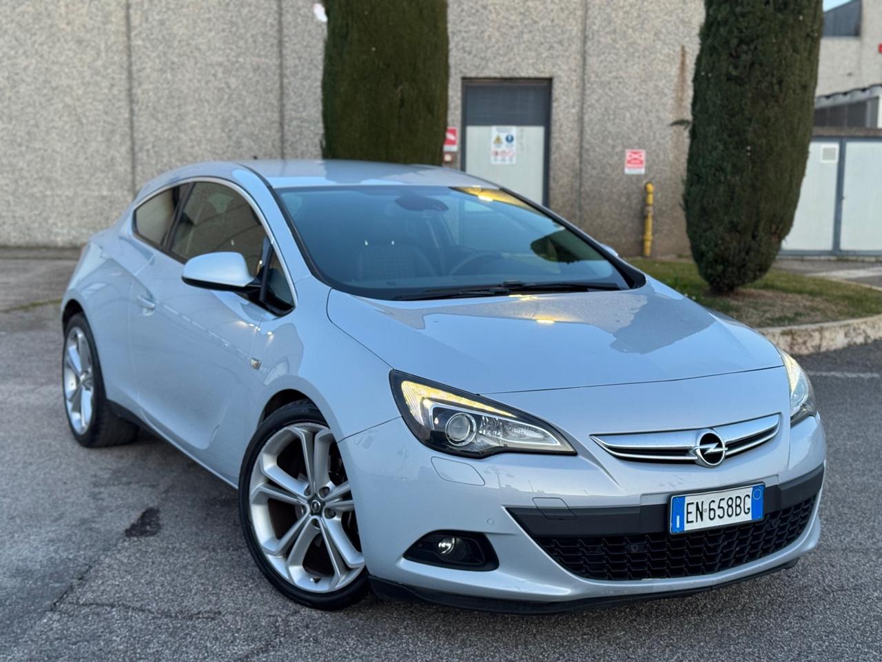 Opel Astra GTC 2.0 CDTI 165CV Cosmo