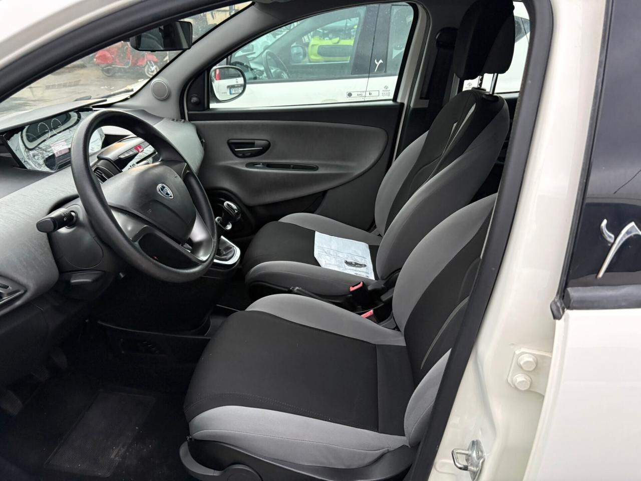 Lancia Ypsilon 1.2 69 CV 5 porte S&S Silver