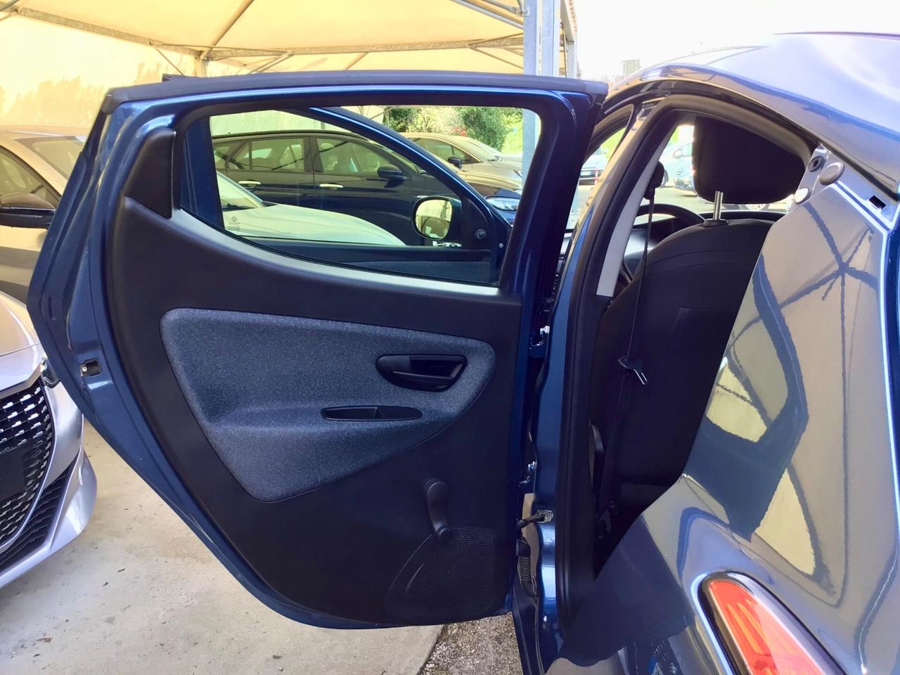 Lancia Ypsilon 1.0 70Cv FireFly 5 porte Hybrid Silver