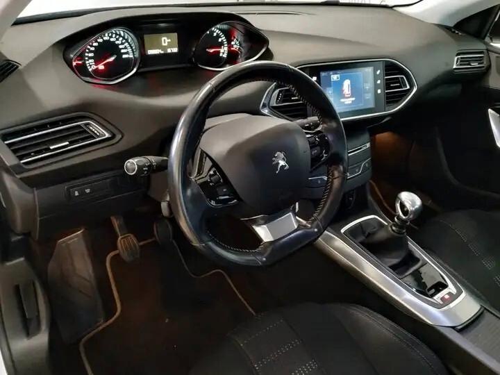 Peugeot 208 PureTech 82 5 porte Allure ok neo patentati